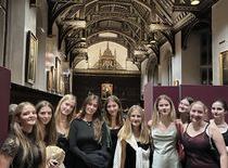 Schlerinnen der K2 im groen Tudor-Speisesaal des St Johns College, Cambridge, der die ursprngliche Inspiration fr die groe Halle in Harry Potter war.