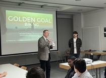 Herr Vogel bedankt sich mit einer Lilo-Tasse bei Felix Michalski fr seinen Vortrag