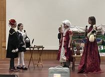 Die Unterstufen-Theater-AG spielt Szenen aus dem Leben der Liselotte von der Pfalz.