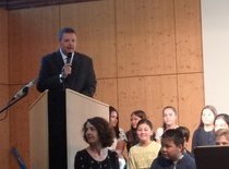 Schulleiter Dr. Vogel begr��t die neuen Lilojaner