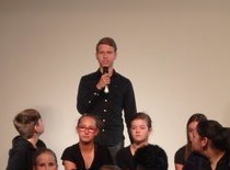 Sch�lersprecher Dennis Klingenspohr begr��t die neuen Sch�lerinnen und Sch�ler